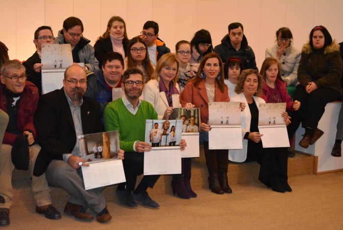 Imagen de María José Gallego con los protagonistas del calendario