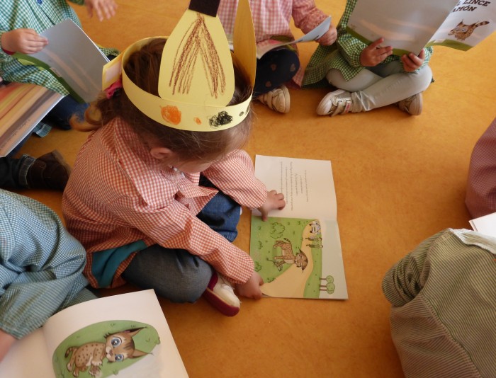 Imagen de NIña participando en las clases de educación sobre el lince ibérico