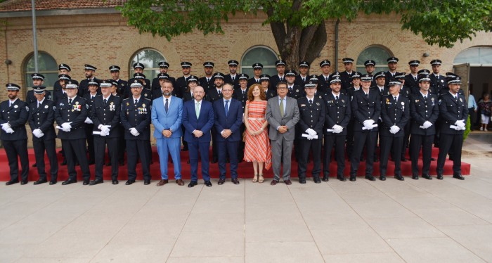 Foto de familia acto de graduación policías locales