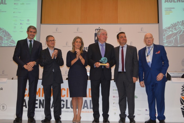 Imagen de Álvaro Gutiérrez con el alcalde de Illescas, José Manuel Tofiño, que recogía uno de los dos premios