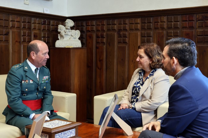 Imagen de La presidenta de la Diputación se ha despedido del general Cortés Méndez