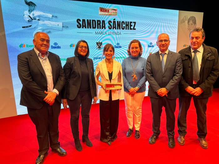 Concepción Cedillo y los diputados provinciales con Sandra Sánchez