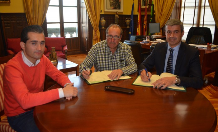 Álvaro Gutiérrez firmando el convenio con el presidente de la Asociación de Ceramistas de Puente
