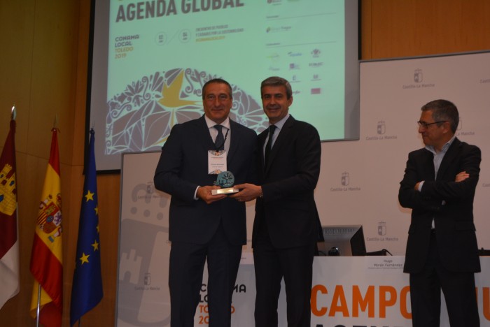 Imagen de Álvaro Gutiérrez entregando el premio al alcalde de Legarda
