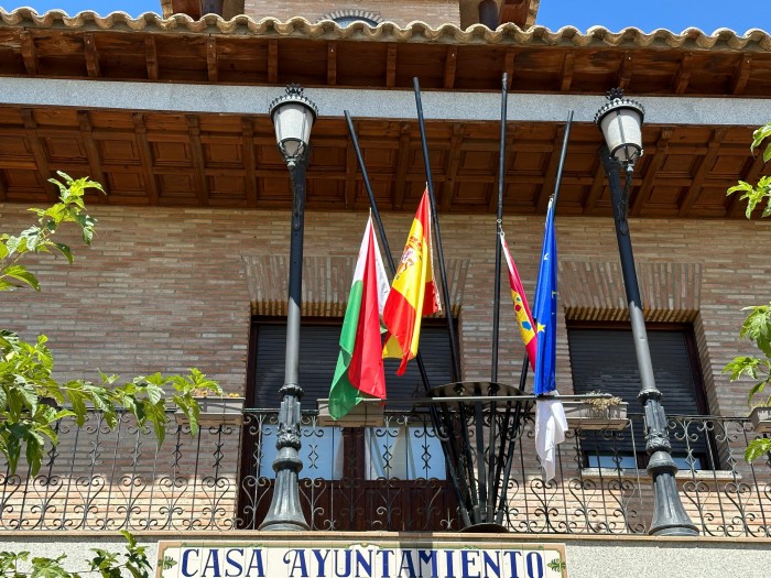 Imagen de Las banderas a media asta en el Ayuntamiento de Mocejón