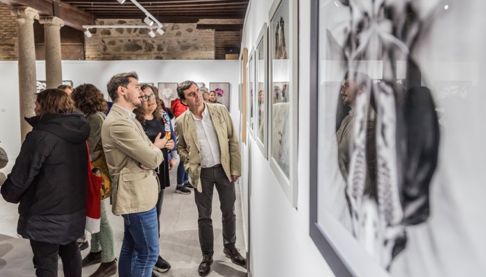 Imagen de José Antonio Ruiz visitando la exposición