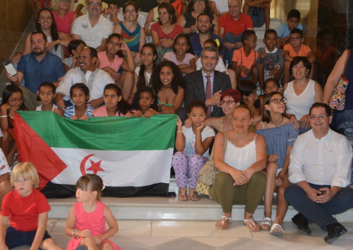 Imagen de Álvaro Gutiérrez junto a los niños y niñas saharauis, con Tomás Villarrubia y Jorge Vega