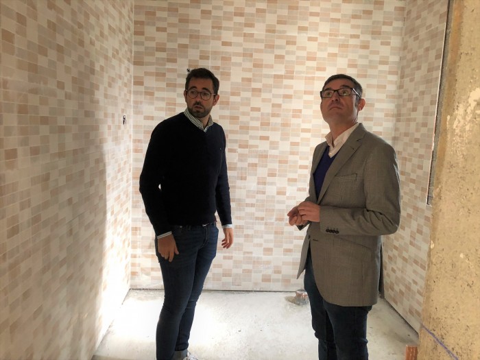 Imagen de Fernando Muñoz visitando las obras del centro joven de Cedillo del Condado