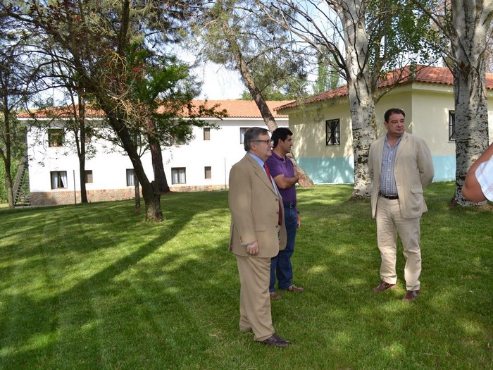 Imagen de García-Tizón visita el complejo de los Baños del Robledillo