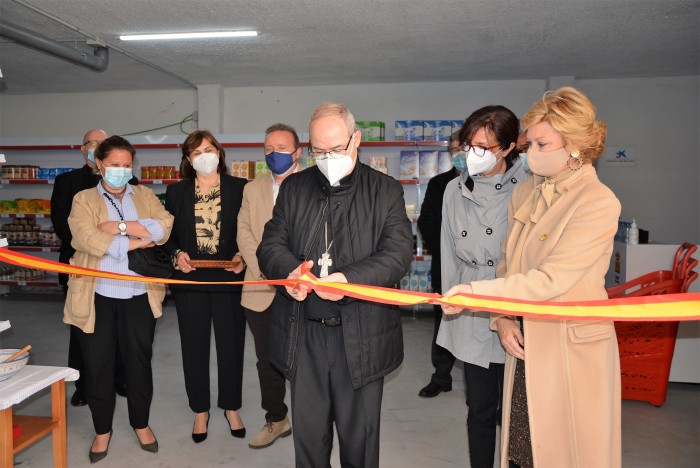 Momento del corte de cinta por parte del arzobispo de Toledo