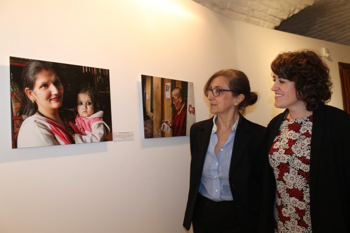 Imagen de Ana Gómez e Irina Moreno ante una de las 58 fotografías de la exposición de Nepal
