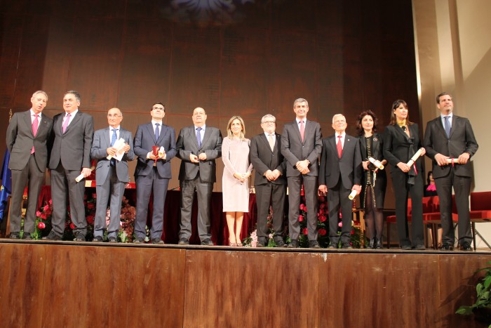 Imagen de Álvaro Gutiérrez junto a los galardonados y las autoridades asistentes