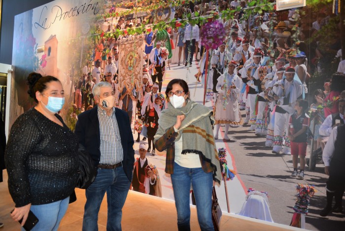 Imagen de Ante una de las espectaculares fotografías del Corpus Christi de Camuñas que alberga en centro