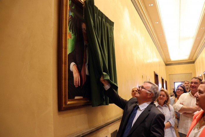 Imagen de Cedillo y García-Tizón ante el cuadro de este último