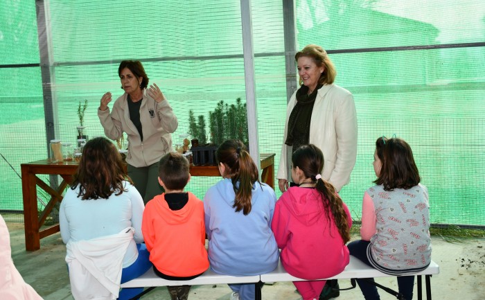Imagen de Marina García con los niños en el Vivero