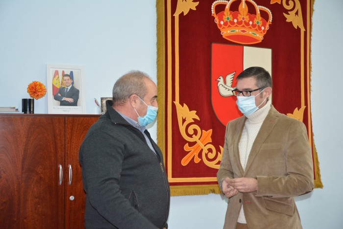 Imagen de Fernando Muñoz y Juan de Dios Pérez en un momento de su reunión en el Ayuntamiento de Palomeque