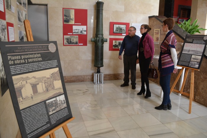 Imagen de Ana Gómez con trabajadores del Archivo Provincial