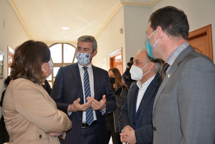 Imagen de Álvaro Gutiérrez charlando con Patricia Franco, Santi Vera y Santos Martín-Caro