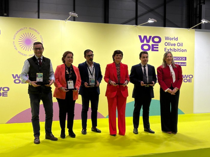 Imagen de Concepción Cedillo con los galardonados