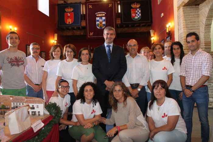 Imagen de Álvaro Gutiérrez con los participantes en el taller de empleo de Oropesa