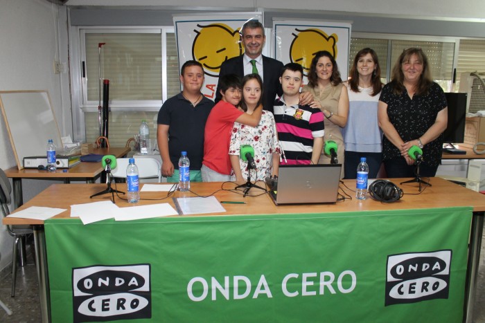 Imagen de Álvaro Gutiérrez con Raquel Iglesias y miembros de la Asociación Down Talavera