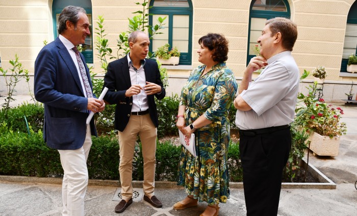 Imagen de Daniel Arias con los representantes de Cáritas