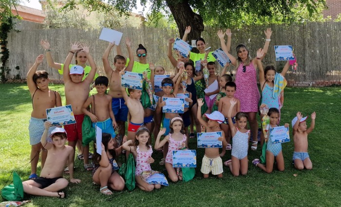Niños y niñas de cursos de natación en Gerindote