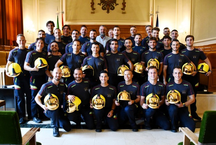 Imagen de Los nuevos bomberos de la provincia de Toledo en el salón de plenos de la Diputación