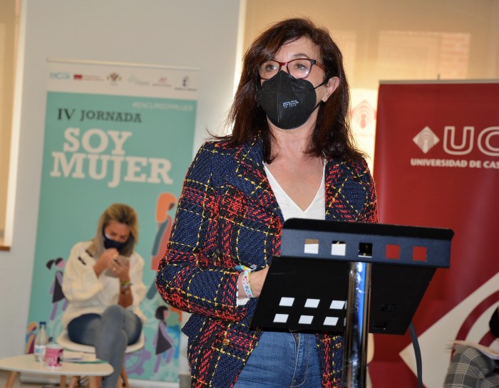 Ana Gómez dirigiéndose a los alumnos y alumnas de la Universidad de Castilla-La Mancha