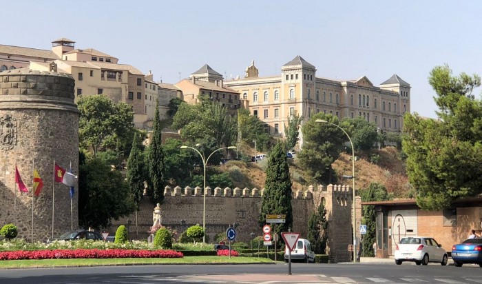 Imagen de fachada de la Diputación de Toledo desde la puerta de Bisagra