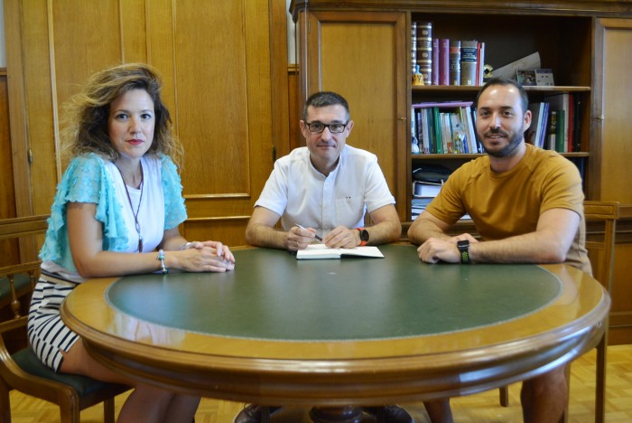 Fernando Muñoz con alcaldesa y teniente alcalde de Yunclillos