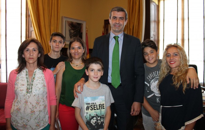 Imagen de Álvaro Gutiérrez con la vicepresidenta de Afanion en Toledo, Eva Ocaña, durante una audiencia