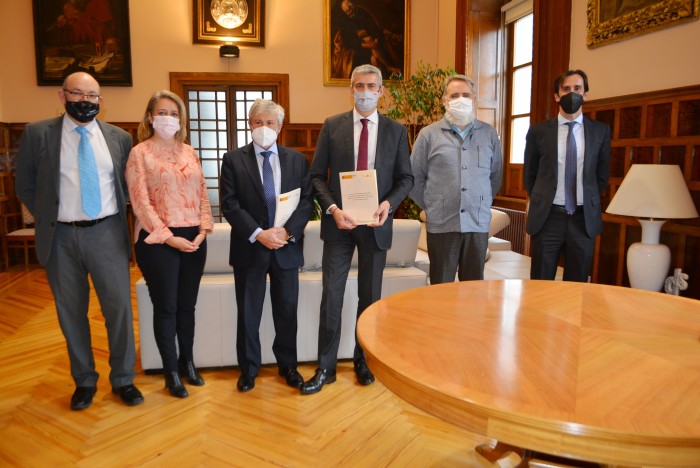 Imagen de Álvaro Gutiérrez y Fernando de Aragón tras la firma del convenio