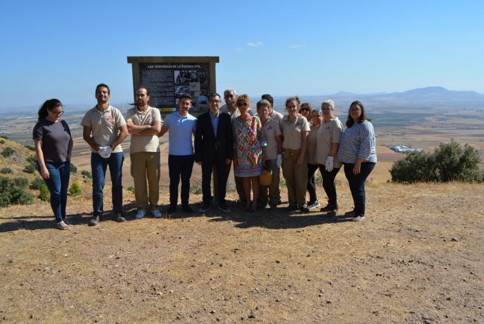 Fernando Muñoz con los participantes del taller en uno de los paneles colocados