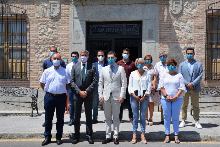 Imagen de Álvaro Gutiérrez con el Gobierno municipal de Fuensalida ante el Ayuntamiento