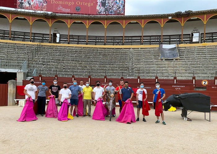 Fernando Muñoz con los alumnos de la Escuela Taurina 