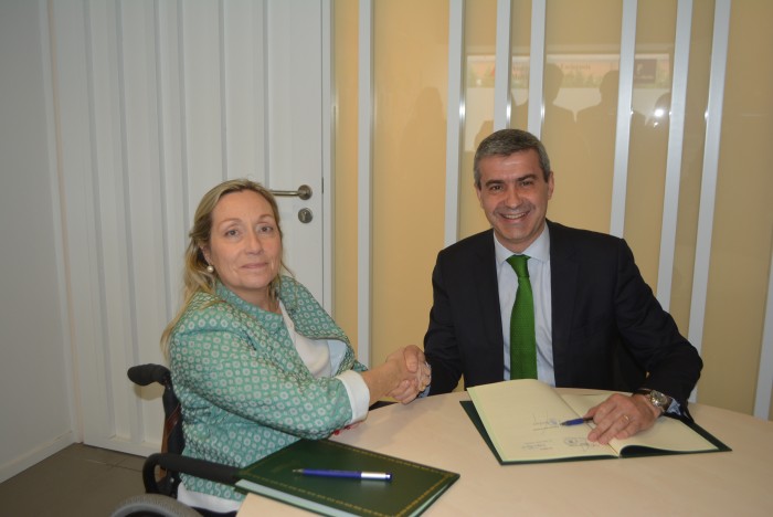 Imagen de Álvaro Gutiérrez y Begoña Aguilar tras firmar el convenio para el transporte adaptado