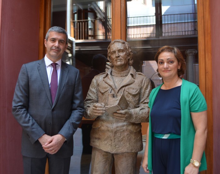 Álvaro Gutiérrez y María Ángeles García junto a una de las obras de la exposición 