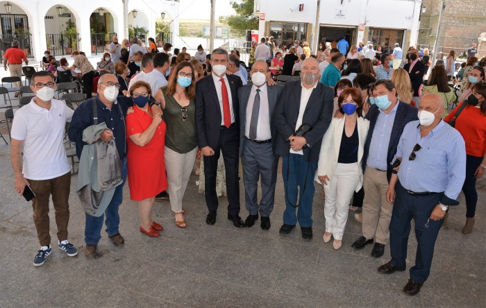 Imagen de Asistentes al acto en homenaje a Ángel de Vega