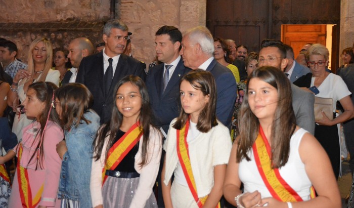 Momentos antes de asistir al izado de bandera