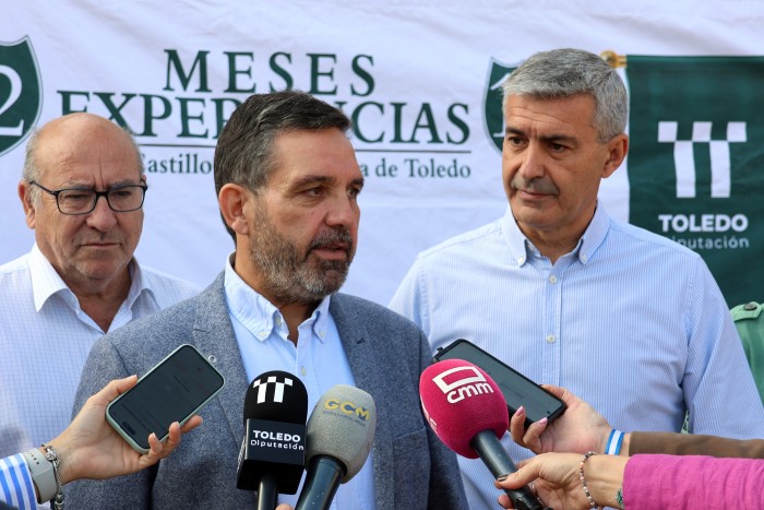 El vicepresidente de la Diputación atendiendo a los medios