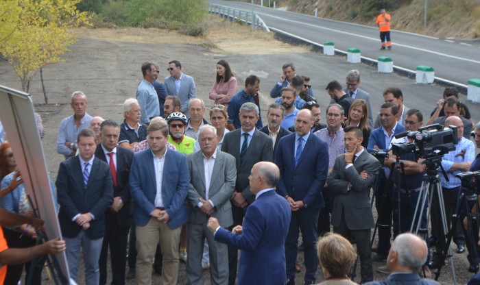 Álvaro Gutiérrez en la inauguración de carreteras de El Real de San Vicente