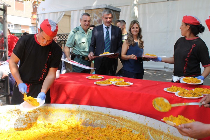 Imagen de Álvaro Gutiérrez ha participado en la gran paella popular de Gerindote