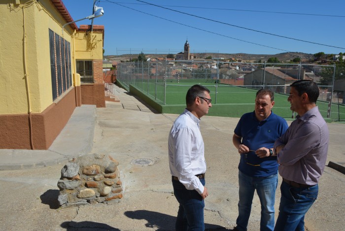 Imagen de Fachada y pistas deportivas del colegio rehabilitadas