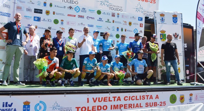 Imagen de Álvaro Gutiérrez con los ganadores de las distintas categorías de la Vuelta a Toledo