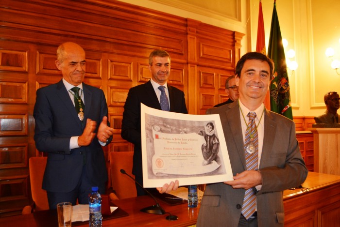 Imagen de Enrique García con la medalla y el diploma acreditativo 25062017