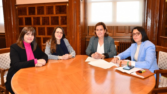 Cedillo con la Asociación de Mujeres Maria Padilla (Archivo)