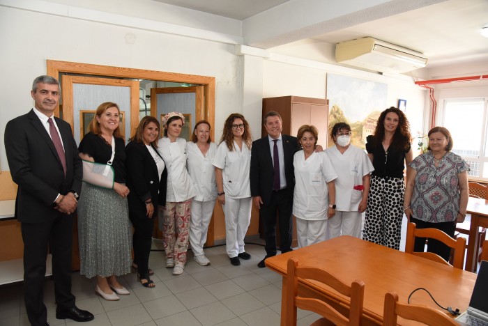 Álvaro Gutiérrez con el equipo de la escuela infantil El Alfar