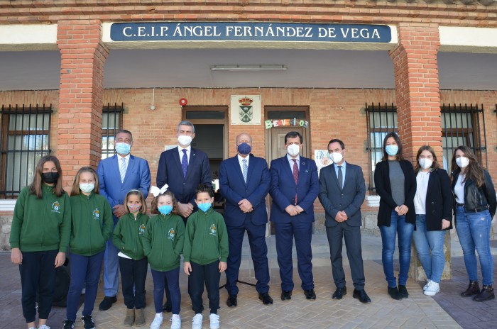 Álvaro Gutiérrez foto Cabañas colegio visita