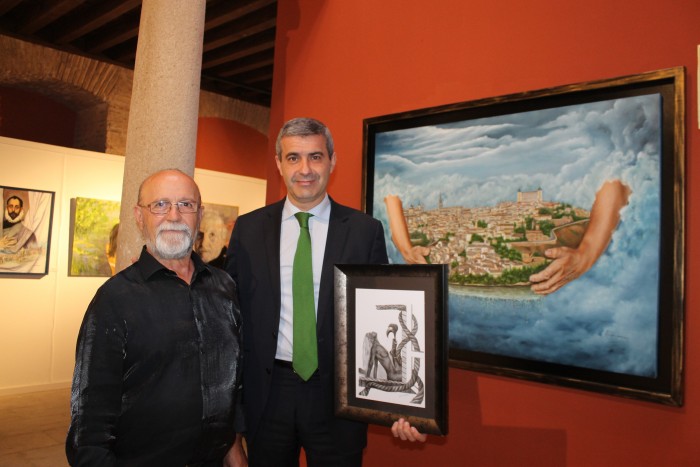 Imagen de Álvaro Gutiérrez junto a Eugenio Fernández y una de las obras del pintor en la exposición
